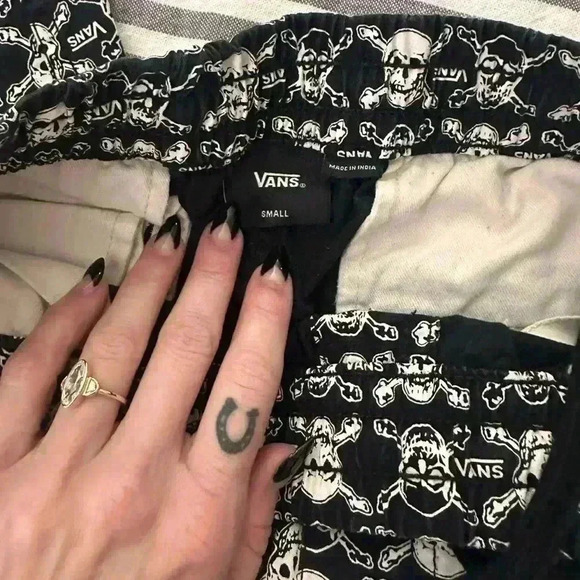 Vans Skull and Crossbones pants men’s size Small would be women’s Medium - Picture 3 of 5